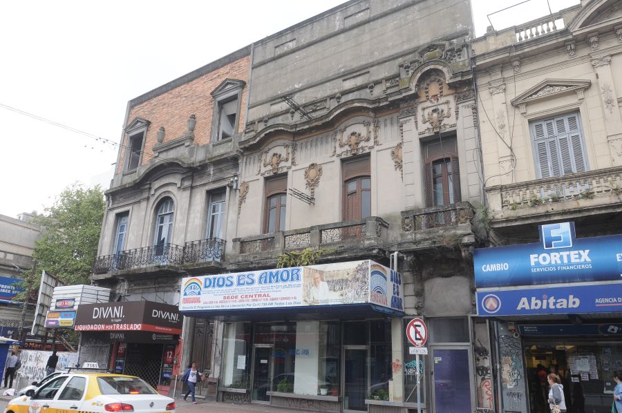 En 18 y Pablo De María un edificio está desocupado y revela deterioro en balcones. Foto: A.Martínez.