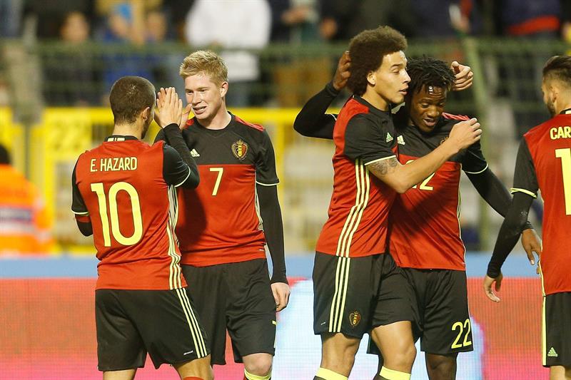 Kevin De Bruyne, Eden Hazard, Axel Witsel y Michy Batshuayi festejando el gol de la selección de Bélgica. Foto: EFE