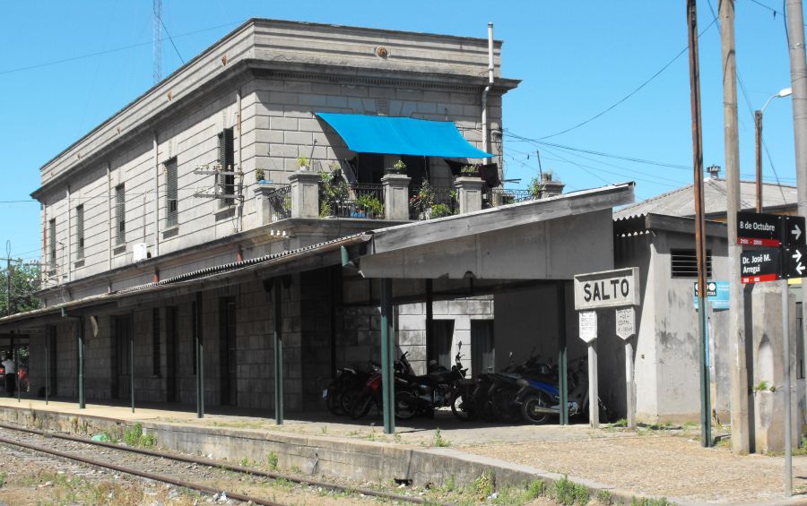 El eterno femenino de una imaginativa pintora