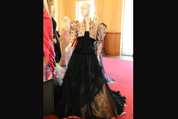 Oscar Álvarez donó una docena de trajes de alta costura al Teatro Solís.