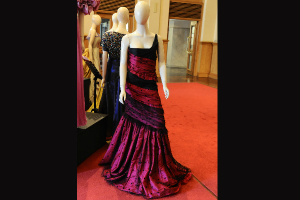 Oscar Álvarez donó una docena de trajes de alta costura al Teatro Solís.