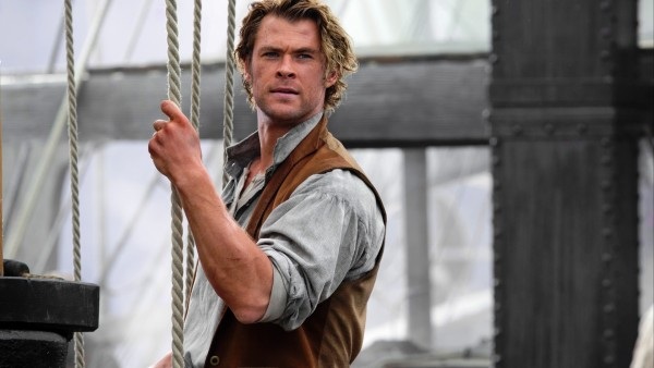 Chris Hemsworth encarna al primer oficial del barco que se topa con la ballena.