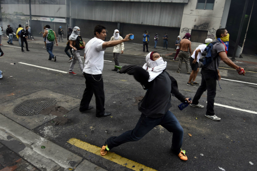 Violentas protestas en las calles de Caracas. Foto: AFP