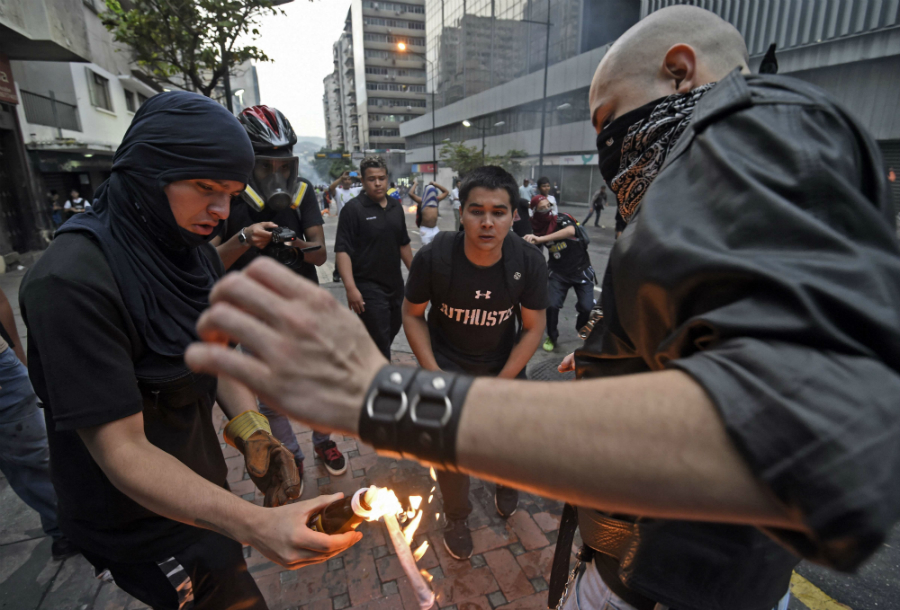 Violentas protestas en las calles de Caracas. Foto: AFP