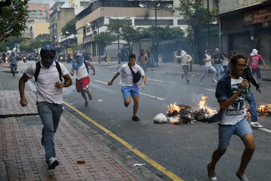 Violentas protestas en las calles de Caracas. Foto: Reuters