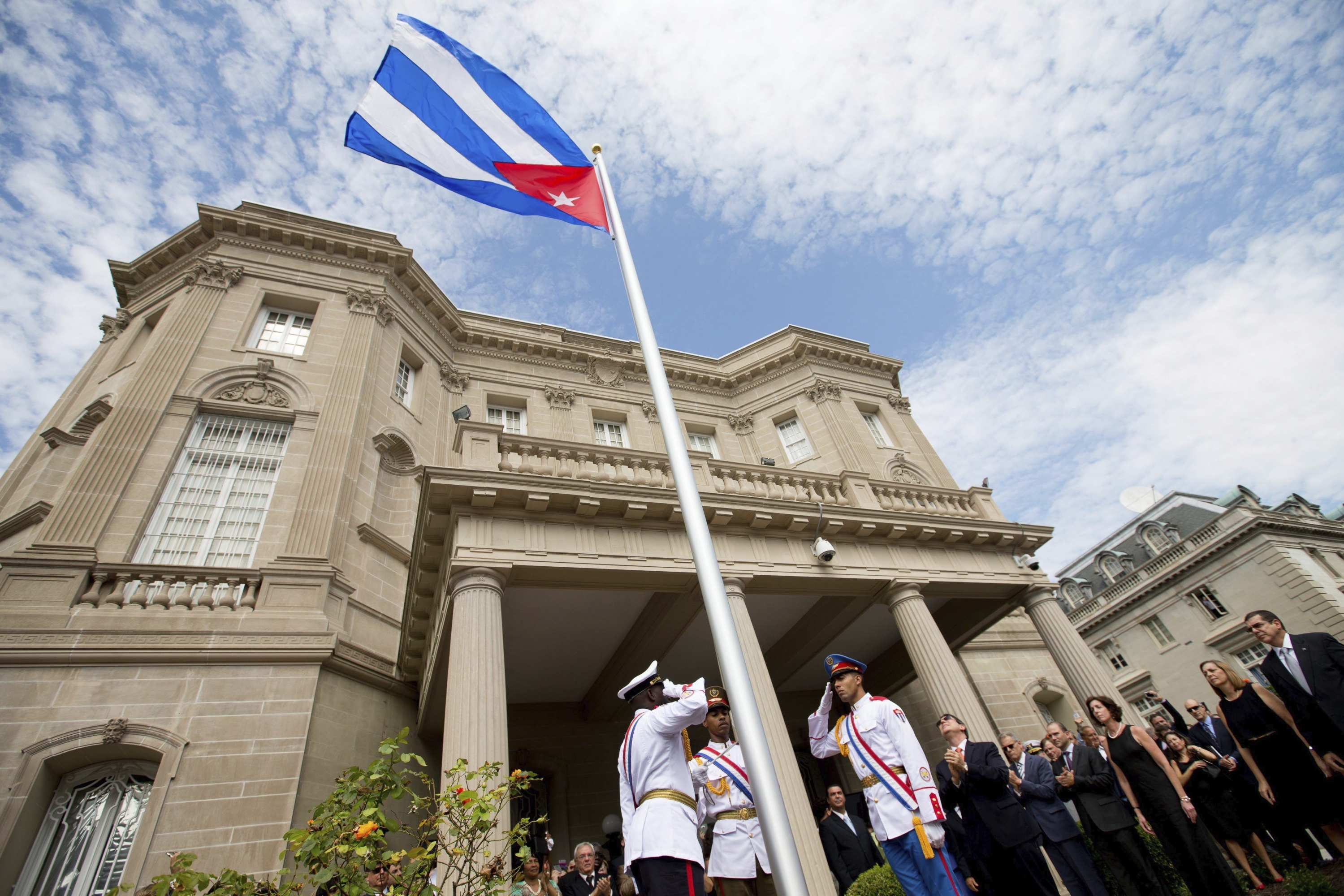 El canciller cubano, Bruno Rodríguez tras izar bandera nacional en la que será la embajada del país en Washington. Foto: EFE