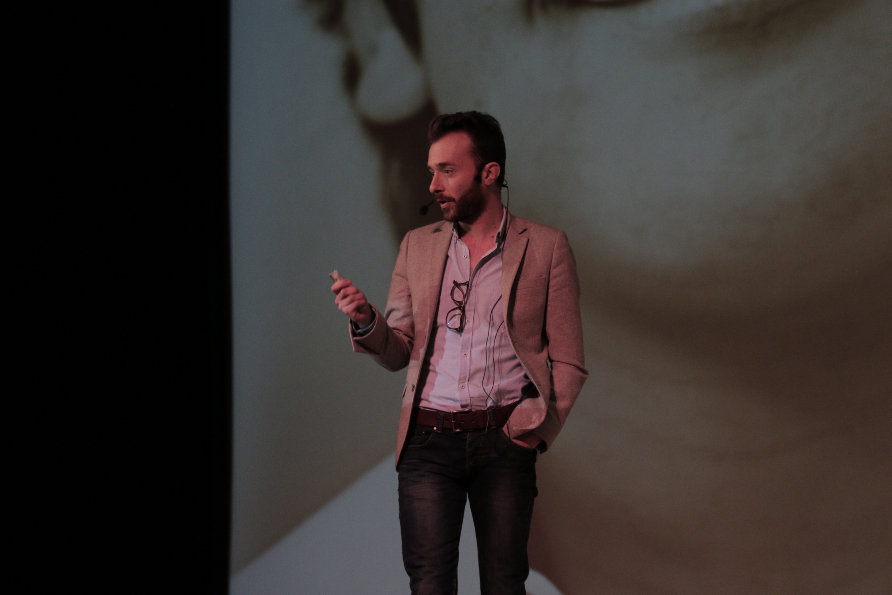 El eterno femenino de una imaginativa pintora