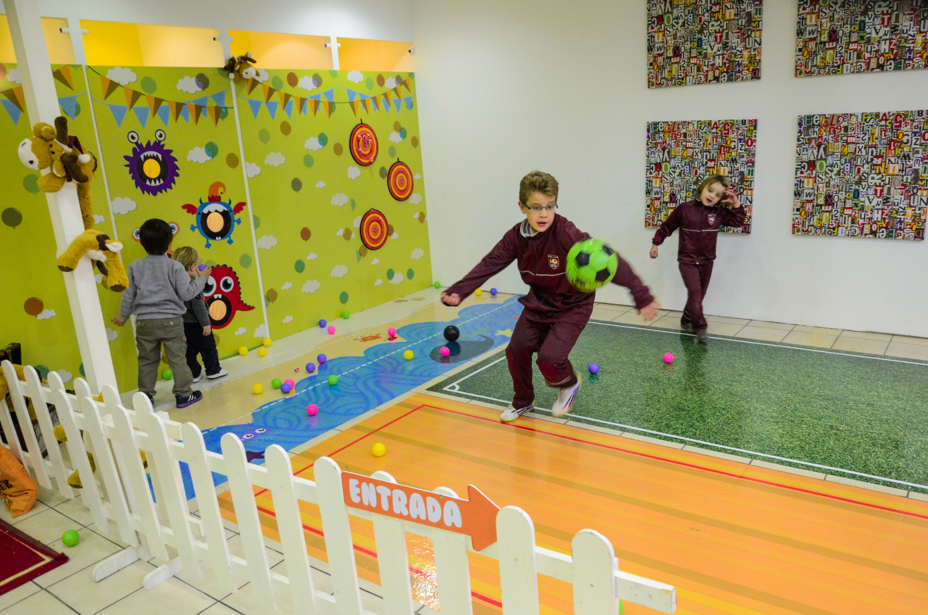 Decenas de niños se acercaron al colorido espacio.