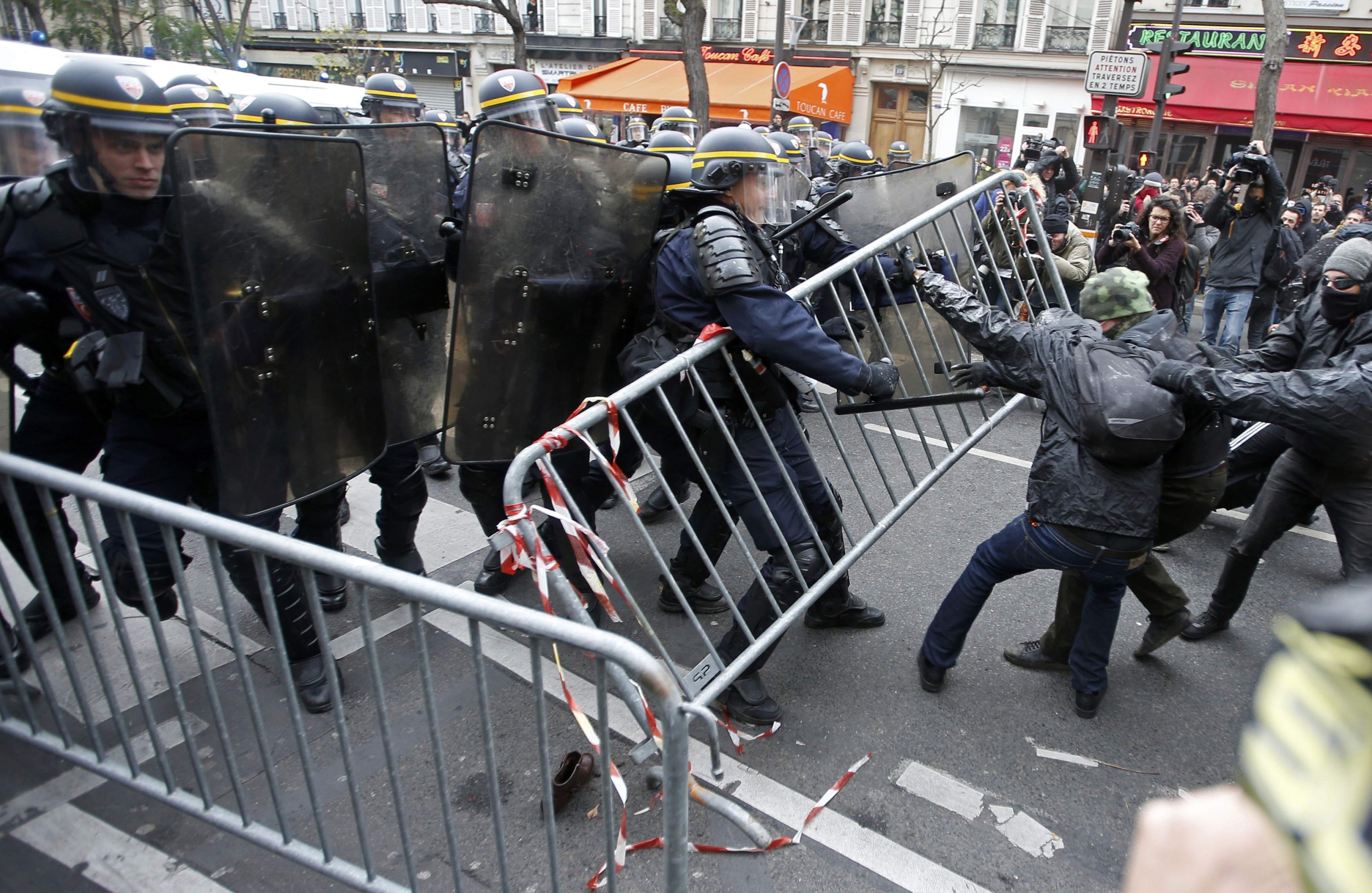 Incidentes en París durante manifestación vinculada al cambio climático. Foto: Reuters