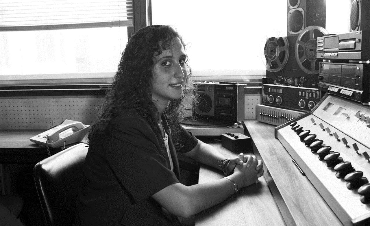 Ana Nahúm en 1992 en Océano FM, donde comenzó su carrera en los medios.