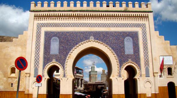 Entre los atractivos turísticos de Fez está su medina, que es Patrimonio de la Humanidad desde 1981. Entre los lugares para hospedarse destacan el Hotel Sahrai y Palais Faraj. Foto: Wikicommons