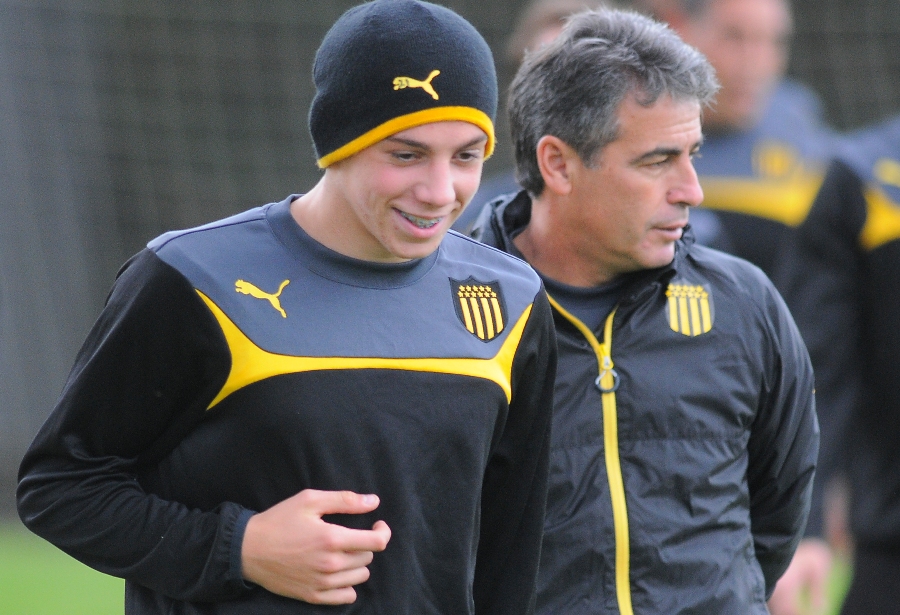 Chiquilín. Federico Valverde, con cara de niño y brackets, aprende a diario del técnico Pablo Bengoechea y se ilusiona con tener minutos en el torneo Apertura. Foto: Ariel Colmegna