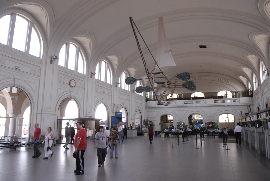 El eterno femenino de una imaginativa pintora