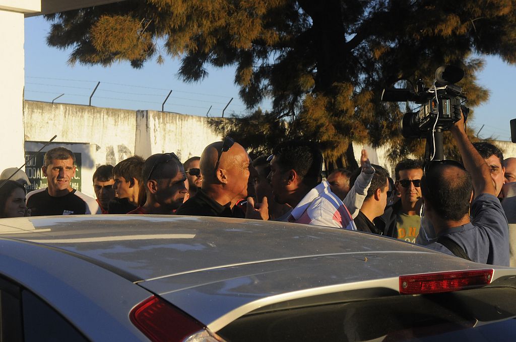 Afuera del estadio, Ramos y el