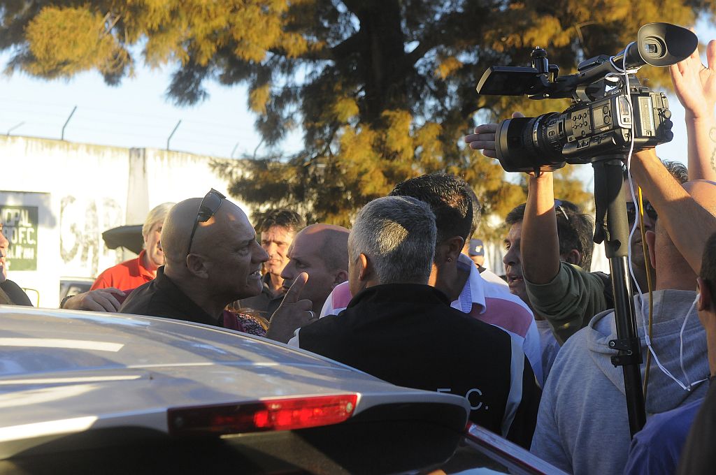 La discusión entre el jefe de seguridad y el DT se calentó. Foto: A. Colmegna