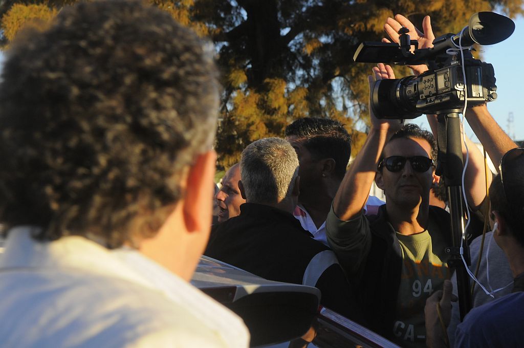 Hincha de Danubio tapa la cámara para que no filme. Foto: A. Colmegna