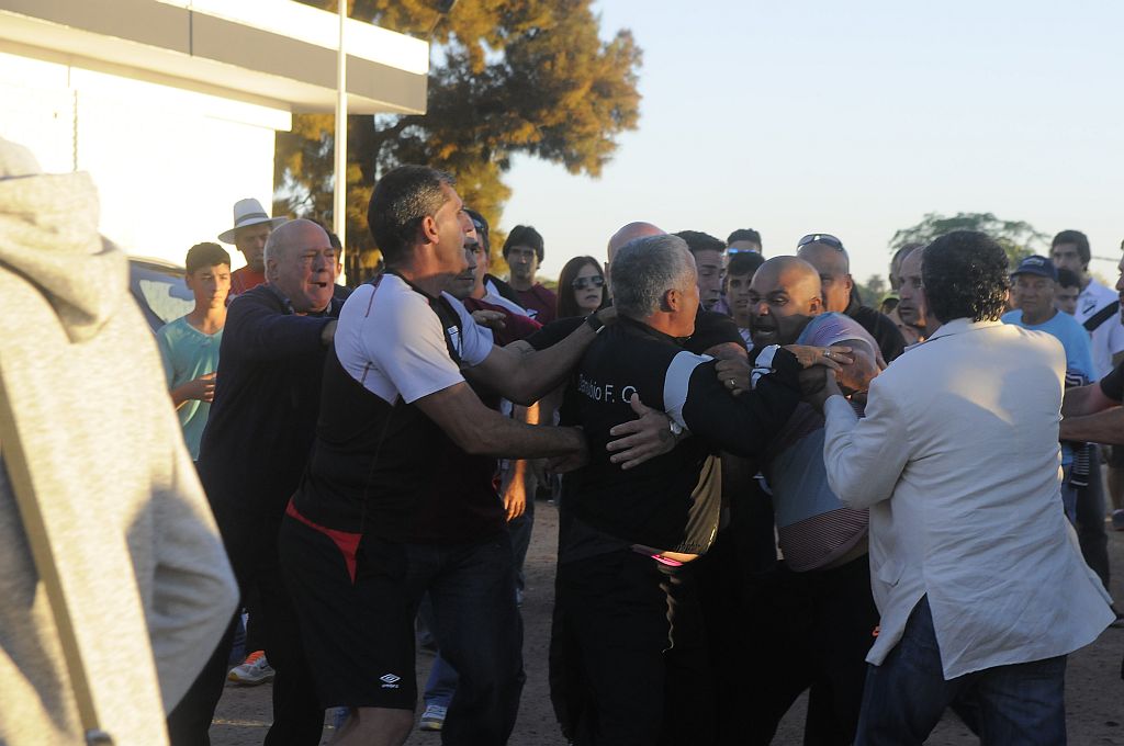 El hincha arremetió, pero lo contuvieron. Foto: A. Colmegna