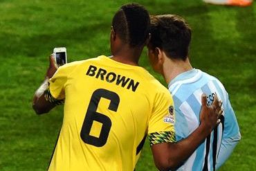 Selfie entre Brown y Messi. Foto: Archivo El País.