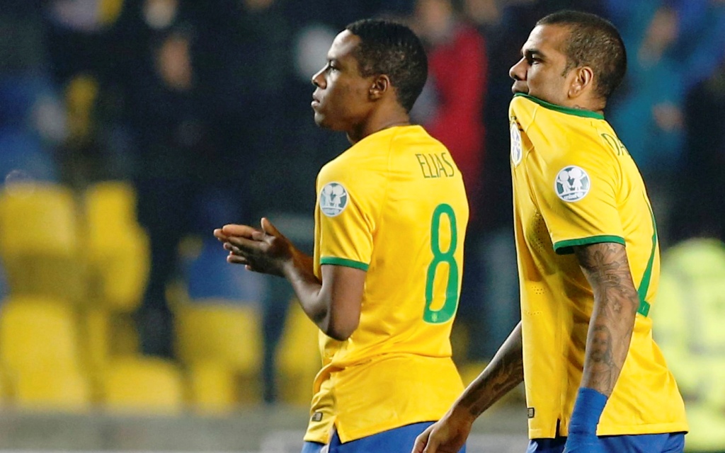 Elías y Alves, jugadores de Brasil. Foto: Archivo El País.
