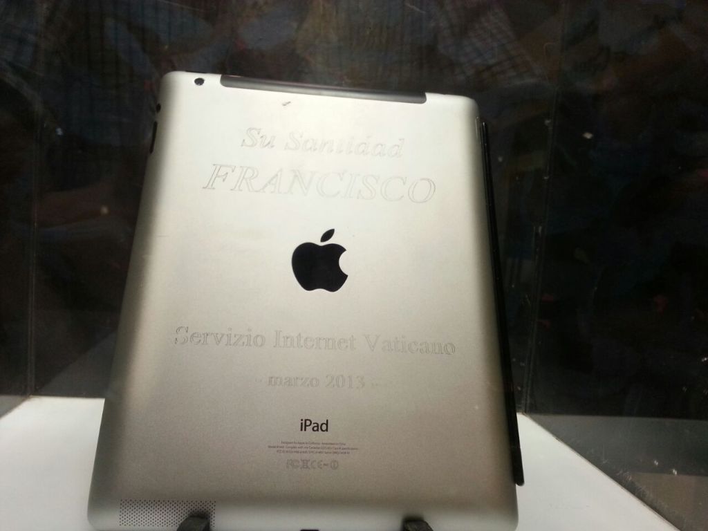 Remate del iPad del Papa Francisco en Castells el 14 de abril de 2015. Foto: Juan Pablo de Marco
