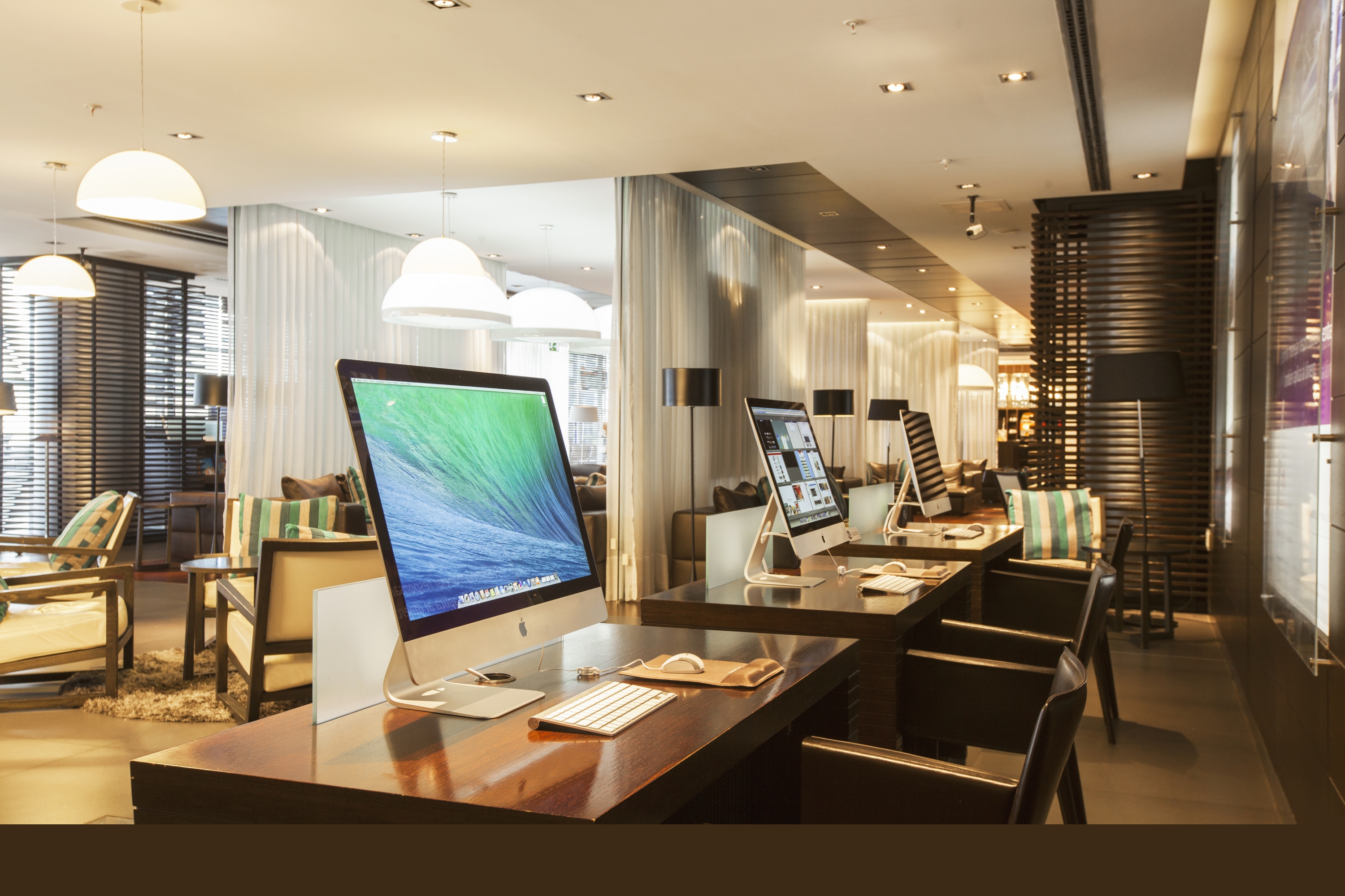 El eterno femenino de una imaginativa pintora