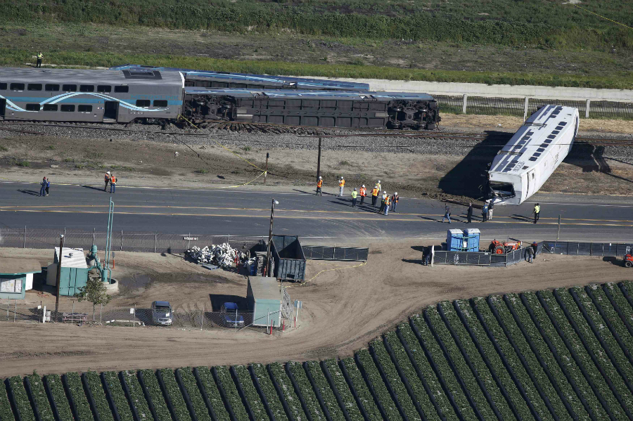 Varios heridos por accidente entre un tren y un camión en California. Foto: Reuters