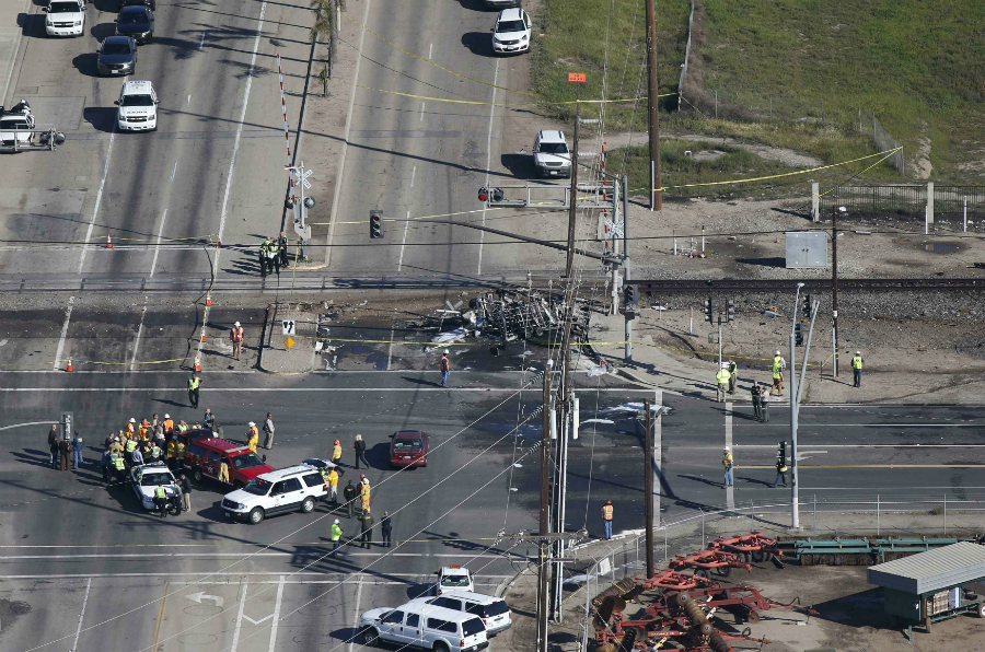 Varios heridos por accidente entre un tren y un camión en California. Foto: Reuters