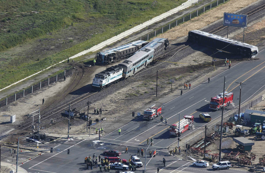 Varios heridos por accidente entre un tren y un camión en California. Foto: Reuters