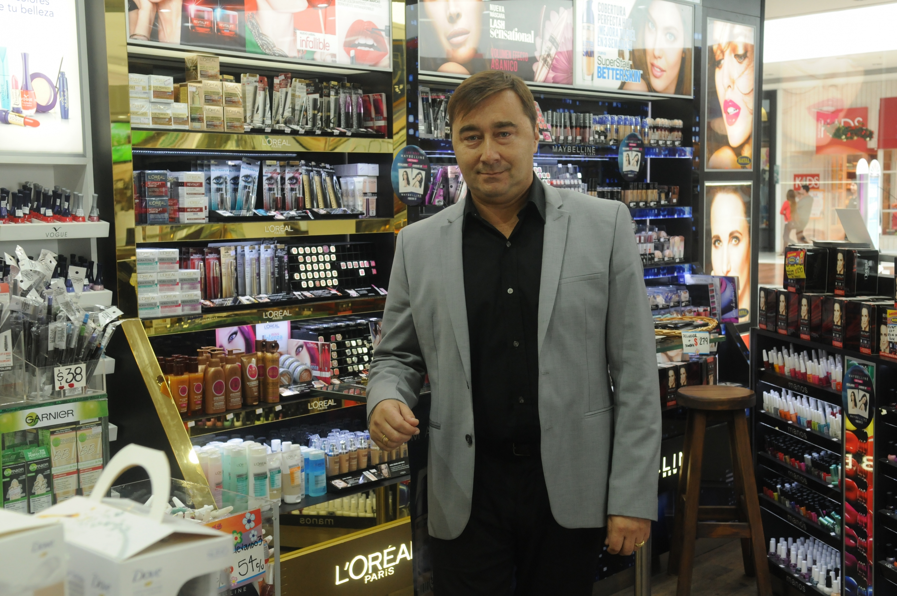 El eterno femenino de una imaginativa pintora