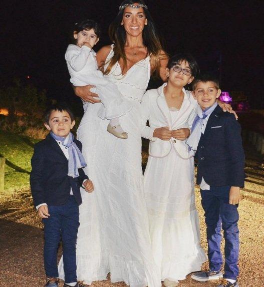 La novia junto a sus cuatro niños. Foto: Instagram @paobianco