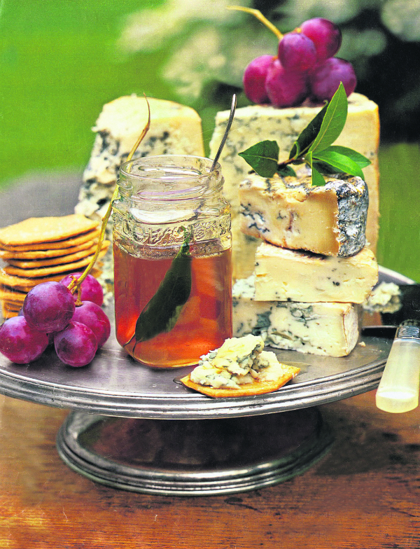 El eterno femenino de una imaginativa pintora