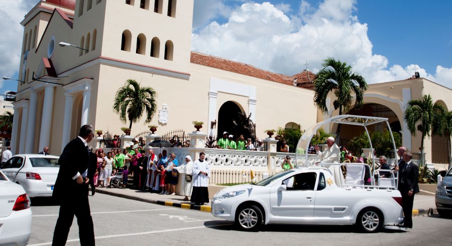 El Papa también visitó la estatua a tamaño natural de Juan Pablo II. Foto: AFP