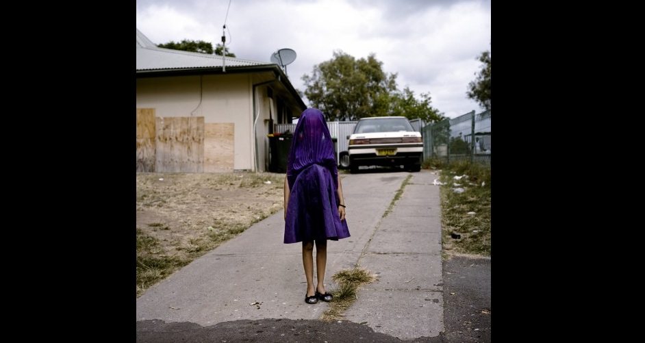 Ganadora Retratos. Niña marginada de Australia espera el ómnibus para ir a la escuela dominical. Foto: Raphaela Rosella.