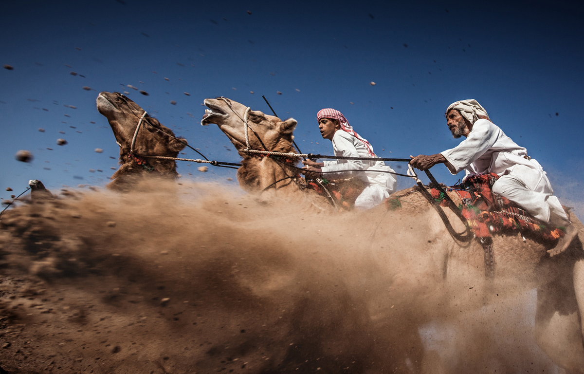 Tercer premio: Camel Ardah, una tradicional carrera de camellos en Omán. Foto: Ahmed Al Toqi.