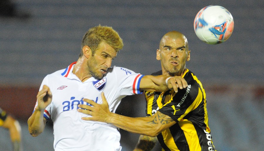 Partido esperado. Iván Alonso y Damián Macaluso en plena acción en el último clásico.
