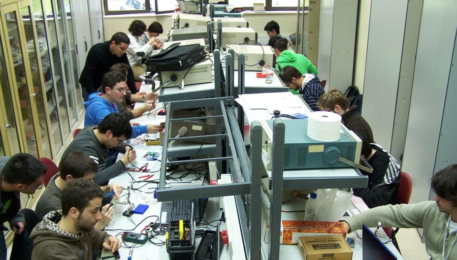 El eterno femenino de una imaginativa pintora