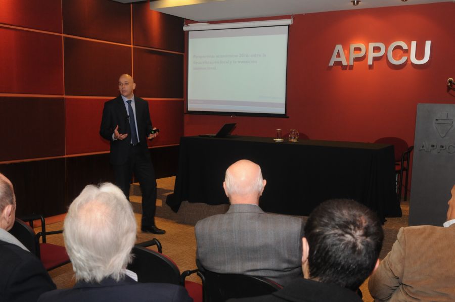 El eterno femenino de una imaginativa pintora