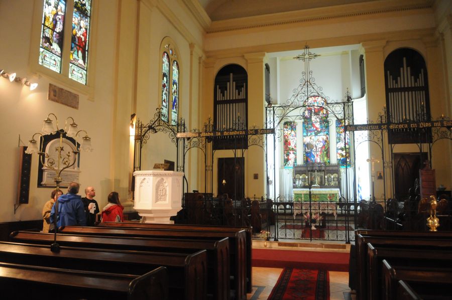 El eterno femenino de una imaginativa pintora