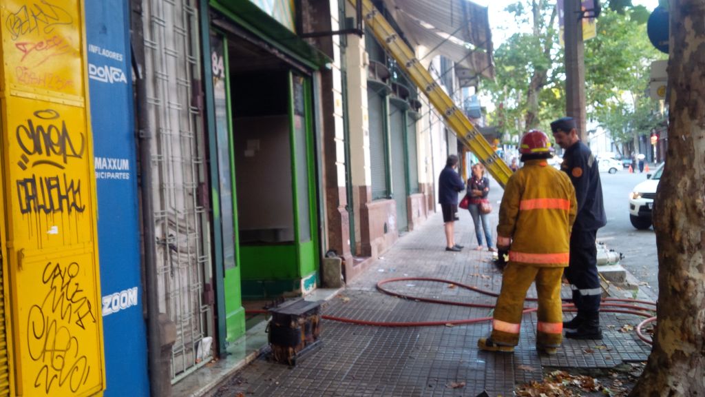 Incendio en comercio en calle Rondeau entre Paysandú y Cerro Largo el 4 de febrero de 2015. Foto: María Eugenia Lima.