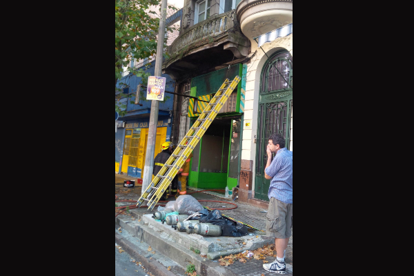 Incendio en comercio en calle Rondeau entre Paysandú y Cerro Largo el 4 de febrero de 2015. Foto: María Eugenia Lima.