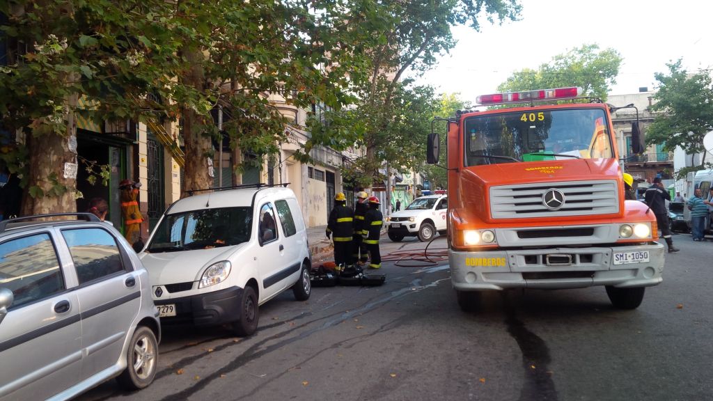 Incendio en comercio en calle Rondeau entre Paysandú y Cerro Largo el 4 de febrero de 2015. Foto: María Eugenia Lima.