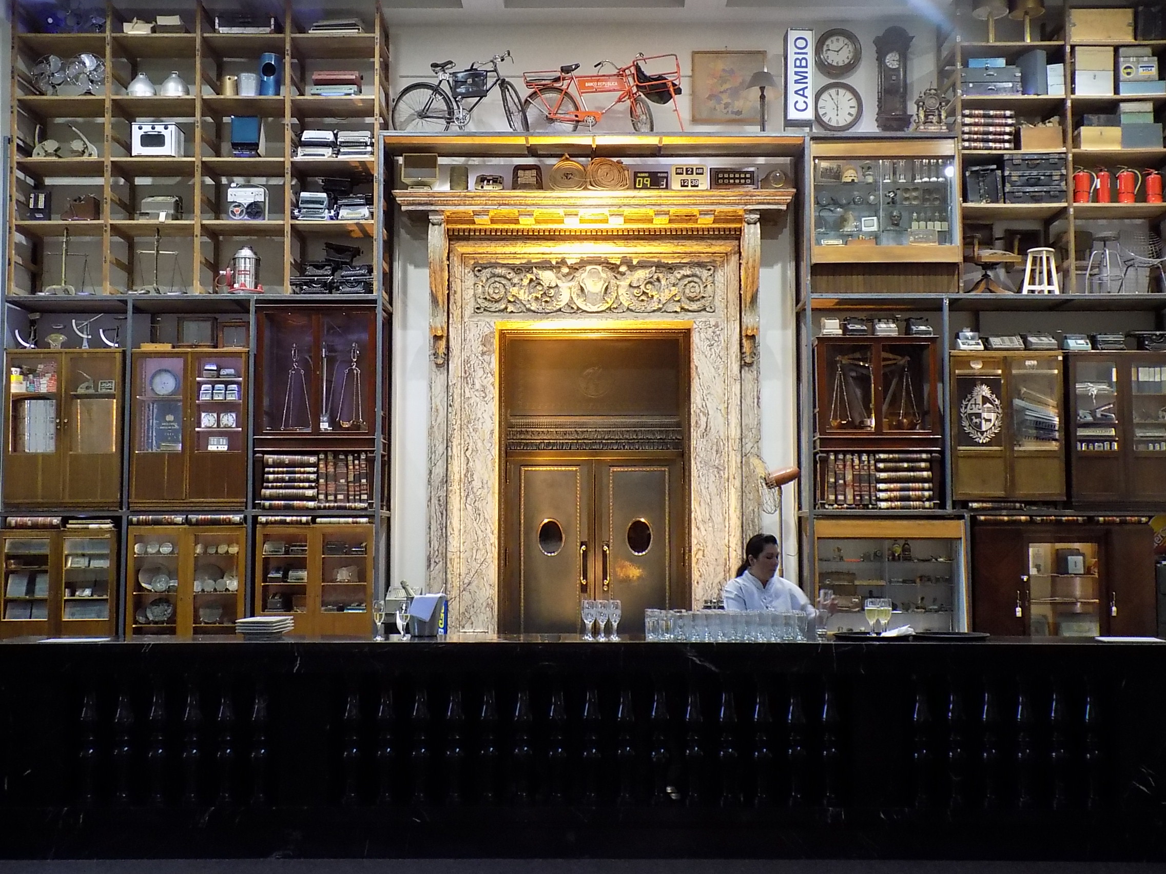 El artista norteamericano Mark Dion donó su obra “El Gabinete de las Máquinas del Capital” a la Fundación Bienal de Montevideo y esta lo hizo al Banco República, encontrandose actualmente expuesta.