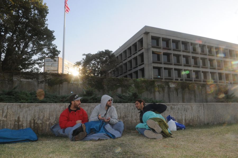 Los ex presos de Guantánamo amanecieron frente a la embajada. Foto: F. Flores