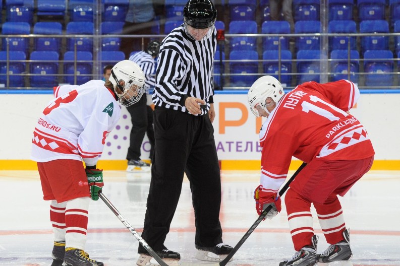 Vladimir Putin formó parte de un partido de hockey con estrellas rusas de este deporte. Foto: AFP.