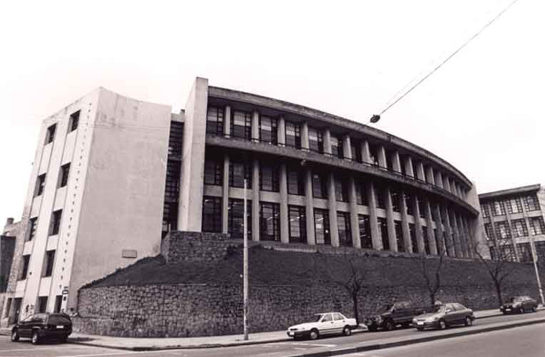 El eterno femenino de una imaginativa pintora