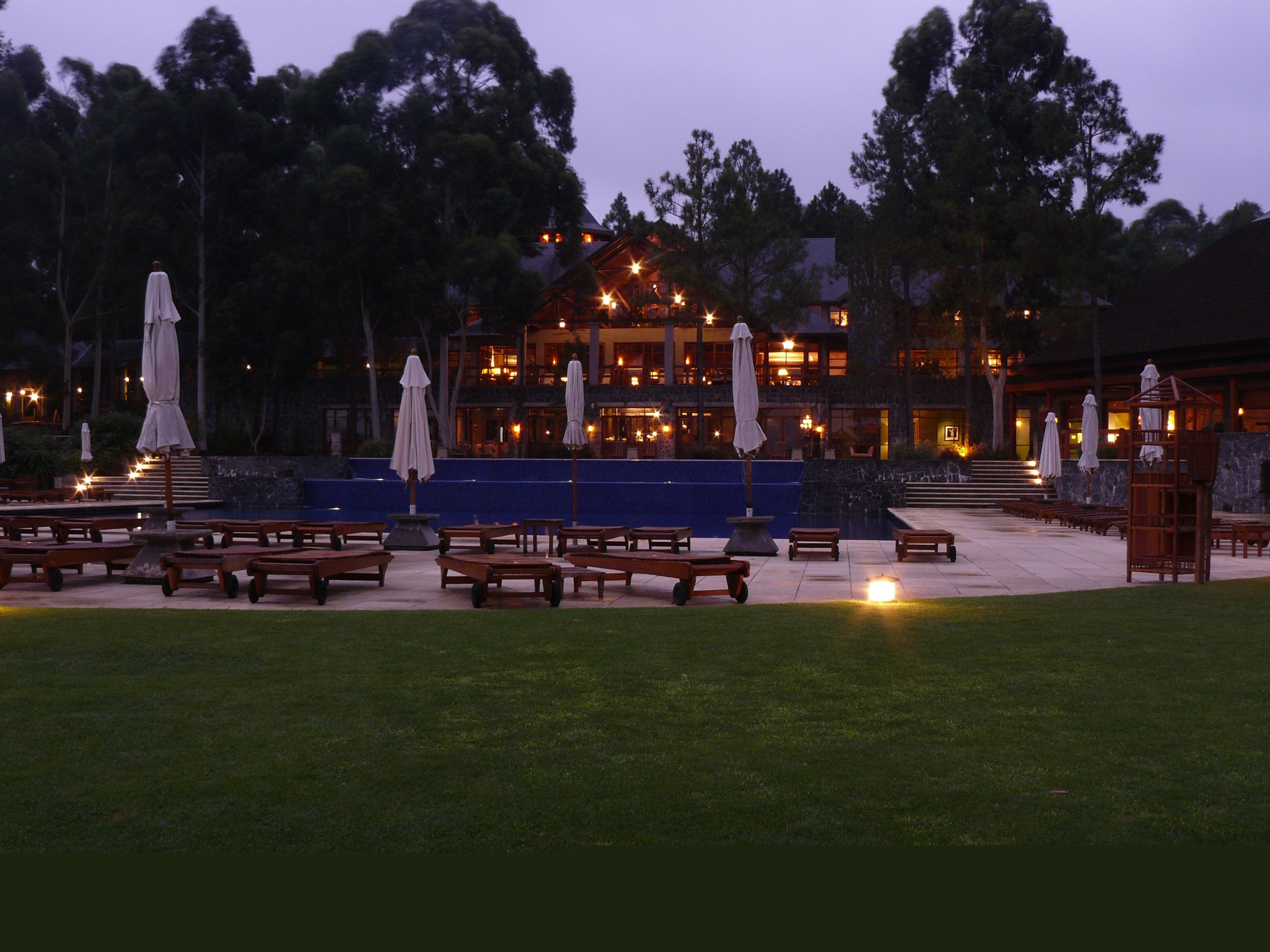 El eterno femenino de una imaginativa pintora