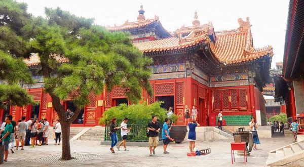 El eterno femenino de una imaginativa pintora