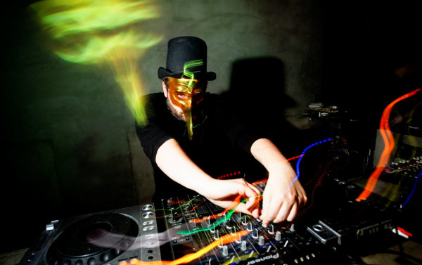 El eterno femenino de una imaginativa pintora