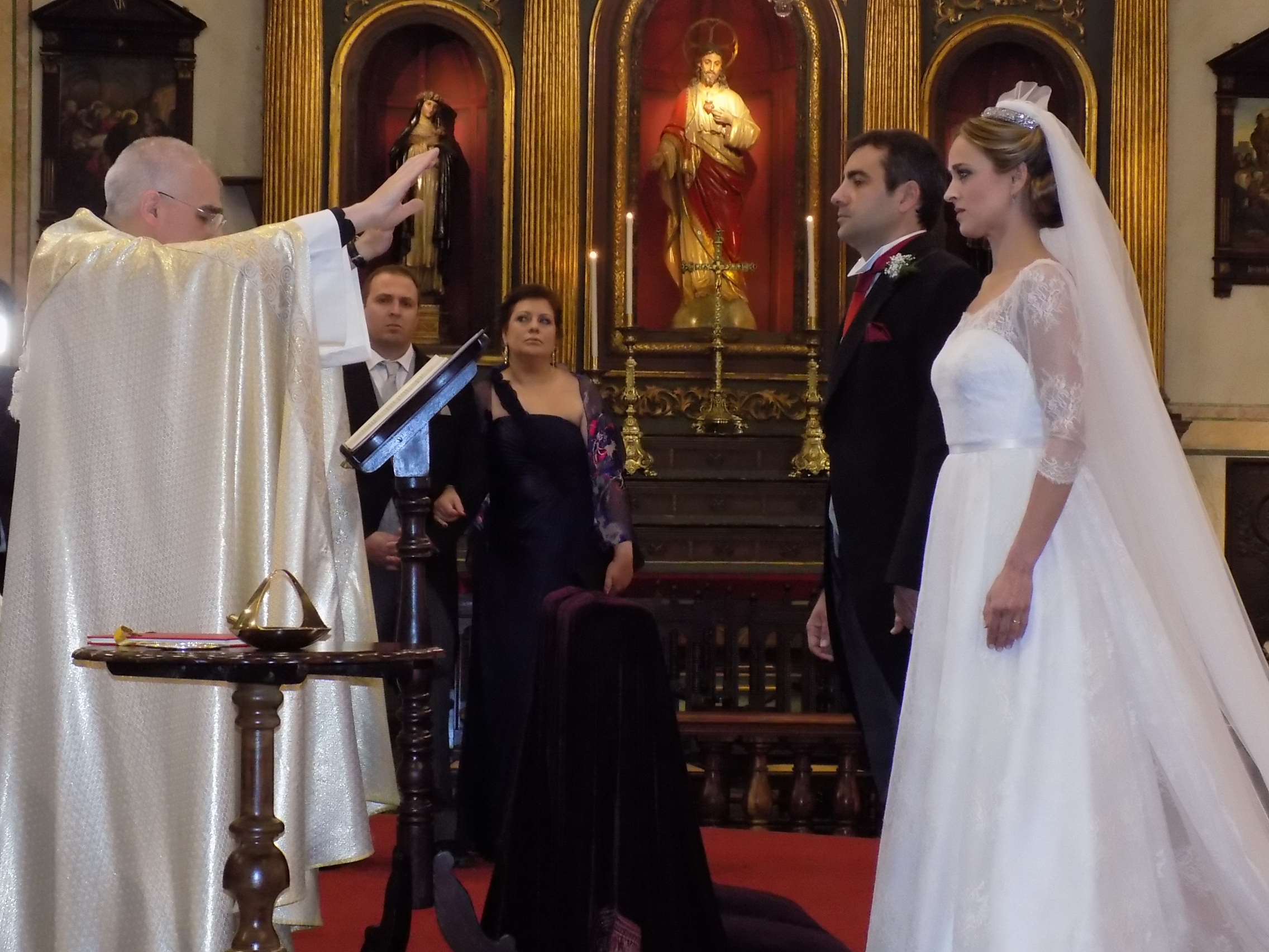 Celebrando la unión ante Dios.