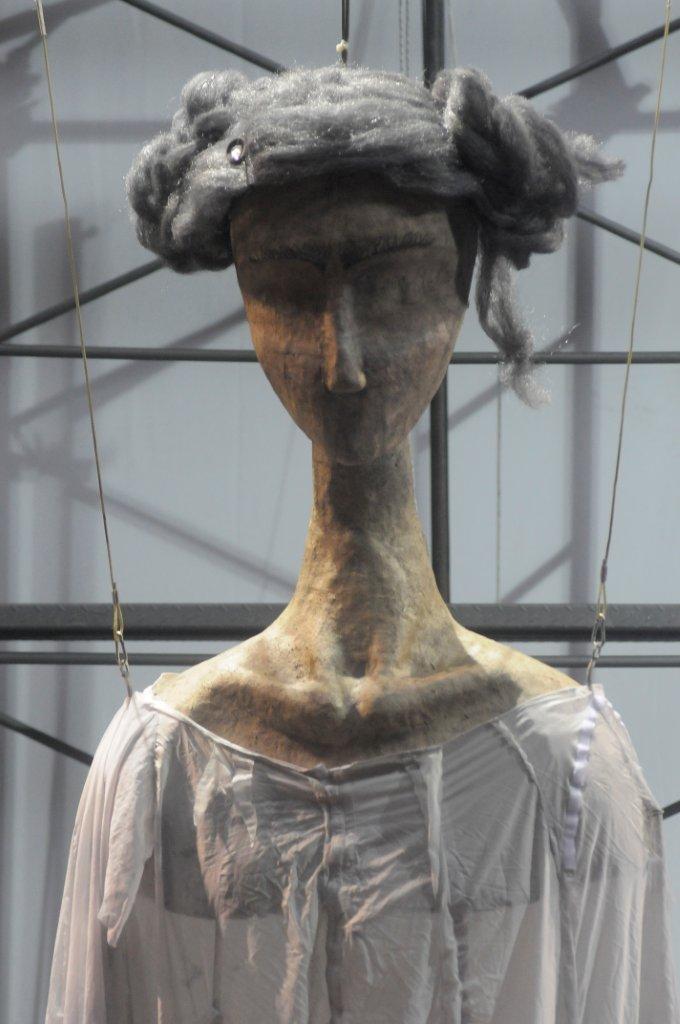 El eterno femenino de una imaginativa pintora